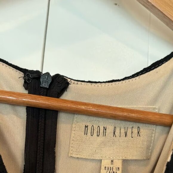 Moon River Black And Neutral Lace Up Neckline Dress Size Medium - Picture 5 of 7